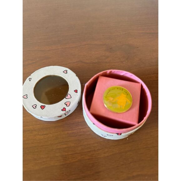 NIB Vintage Disney Pin “Friendlier with Two” Classic Pooh and Piglet 1" Round Pi - Picture 4 of 5